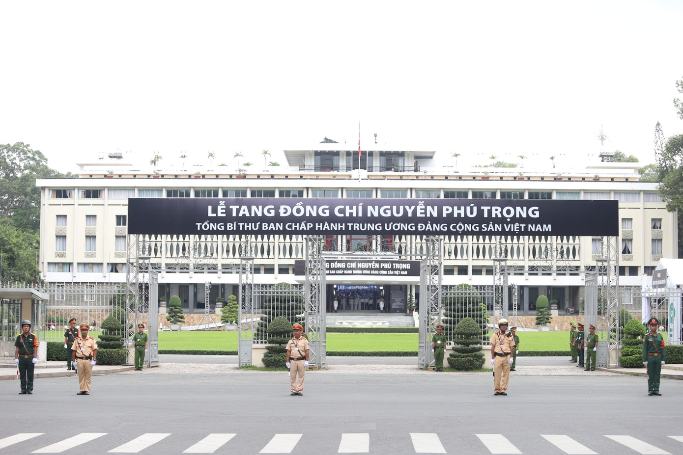 Bên ngoài Hội trường Thống Nhất - TPHCM, thời điểm diễn ra lễ truy điệu, di quan Tổng Bí thư Nguyễn Phú Trọng, các lực lượng nghiêm trang, thành kính tiễn biệt vị lãnh đạo cao nhất về nơi an nghỉ cuối cùng.