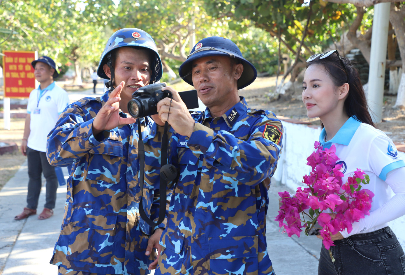 Lần đầu đến thăm Trường Sa, diễn viên Minh Thu (Nhà hát Kịch Việt Nam) rất vui vì ước mơ một lần được đến đây từ bấy lâu đã trở thành hiện thực. Nữ diễn viên bày tỏ niềm tự hào, khâm phục và biết ơn các cán bộ, chiến sĩ phải xa gia đình, vợ con, bạn bè để đến một nơi xa xôi, cách trở và cùng canh giữ, bảo vệ chủ quyền biển đảo của Tổ quốc. “Chuyến đi để lại cho tôi rất nhiều cảm xúc, niềm tin. Tôi mong tất cả mọi người khi ra gặp các chiến sĩ cũng sẽ có niềm tự hào như thế”, Minh Thu nói. Lần đầu đến thăm Trường Sa, diễn viên Minh Thu (Nhà hát Kịch Việt Nam) rất vui vì ước mơ một lần được đến đây từ bấy lâu đã trở thành hiện thực. Nữ diễn viên bày tỏ niềm tự hào, khâm phục và biết ơn các cán bộ, chiến sĩ phải xa gia đình, vợ con, bạn bè để đến một nơi xa xôi, cách trở và cùng canh giữ, bảo vệ chủ quyền biển đảo của Tổ quốc. “Chuyến đi để lại cho tôi rất nhiều cảm xúc, niềm tin. Tôi mong tất cả mọi người khi ra gặp các chiến sĩ cũng sẽ có niềm tự hào như thế”, Minh Thu nói.