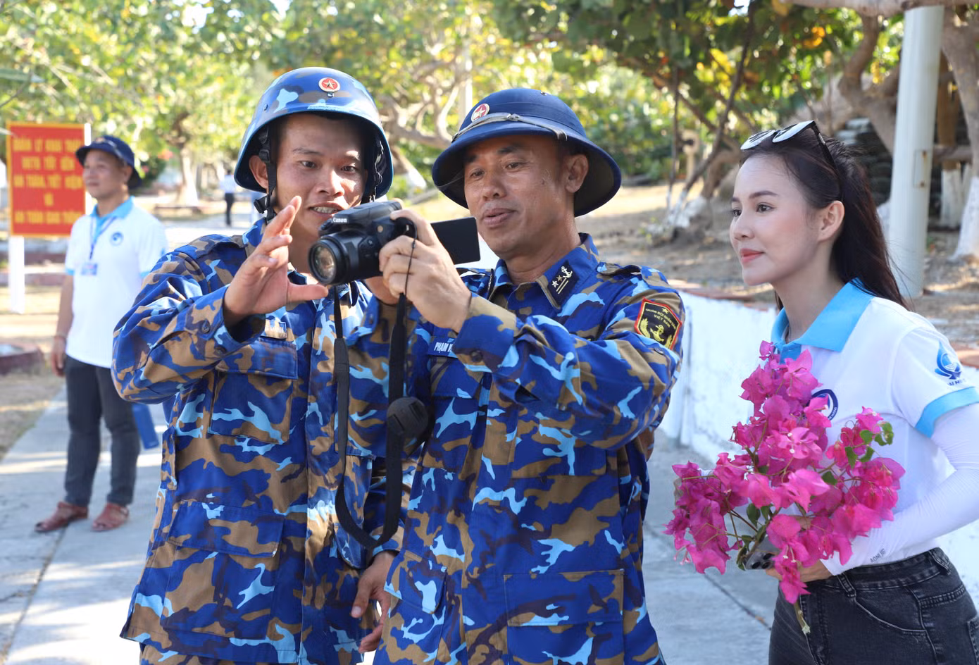 Lần đầu đến thăm Trường Sa, diễn viên Minh Thu (Nhà hát Kịch Việt Nam) rất vui vì ước mơ một lần được đến đây từ bấy lâu đã trở thành hiện thực. Nữ diễn viên bày tỏ niềm tự hào, khâm phục và biết ơn các cán bộ, chiến sĩ phải xa gia đình, vợ con, bạn bè để đến một nơi xa xôi, cách trở và cùng canh giữ, bảo vệ chủ quyền biển đảo của Tổ quốc. “Chuyến đi để lại cho tôi rất nhiều cảm xúc, niềm tin. Tôi mong tất cả mọi người khi ra gặp các chiến sĩ cũng sẽ có niềm tự hào như thế”, Minh Thu nói.