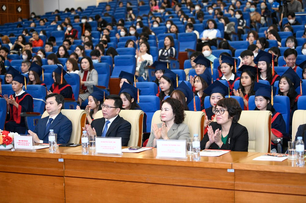 Tham dự chương trình, anh Nguyễn Minh Triết - Bí thư T.Ư Đoàn, Chủ tịch T.Ư Hội Sinh viên Việt Nam đã gửi lời chúc mừng và động viên các gương nghị lực trong học tập, rèn luyện. Trong thời gian tới, anh Nguyễn Minh Triết mong muốn Ban Tổ chức và các đơn vị đồng hành nghiên cứu tiếp tục phát triển Quỹ Hỗ trợ Tài năng trẻ Việt Nam, chương trình Nâng bước thủ khoa;phát huy hơn nữa các bạn thủ khoa, á khoa. Tham dự chương trình, anh Nguyễn Minh Triết - Bí thư T.Ư Đoàn, Chủ tịch T.Ư Hội Sinh viên Việt Nam đã gửi lời chúc mừng và động viên các gương nghị lực trong học tập, rèn luyện. Trong thời gian tới, anh Nguyễn Minh Triết mong muốn Ban Tổ chức và các đơn vị đồng hành nghiên cứu tiếp tục phát triển Quỹ Hỗ trợ Tài năng trẻ Việt Nam, chương trình Nâng bước thủ khoa;phát huy hơn nữa các bạn thủ khoa, á khoa.