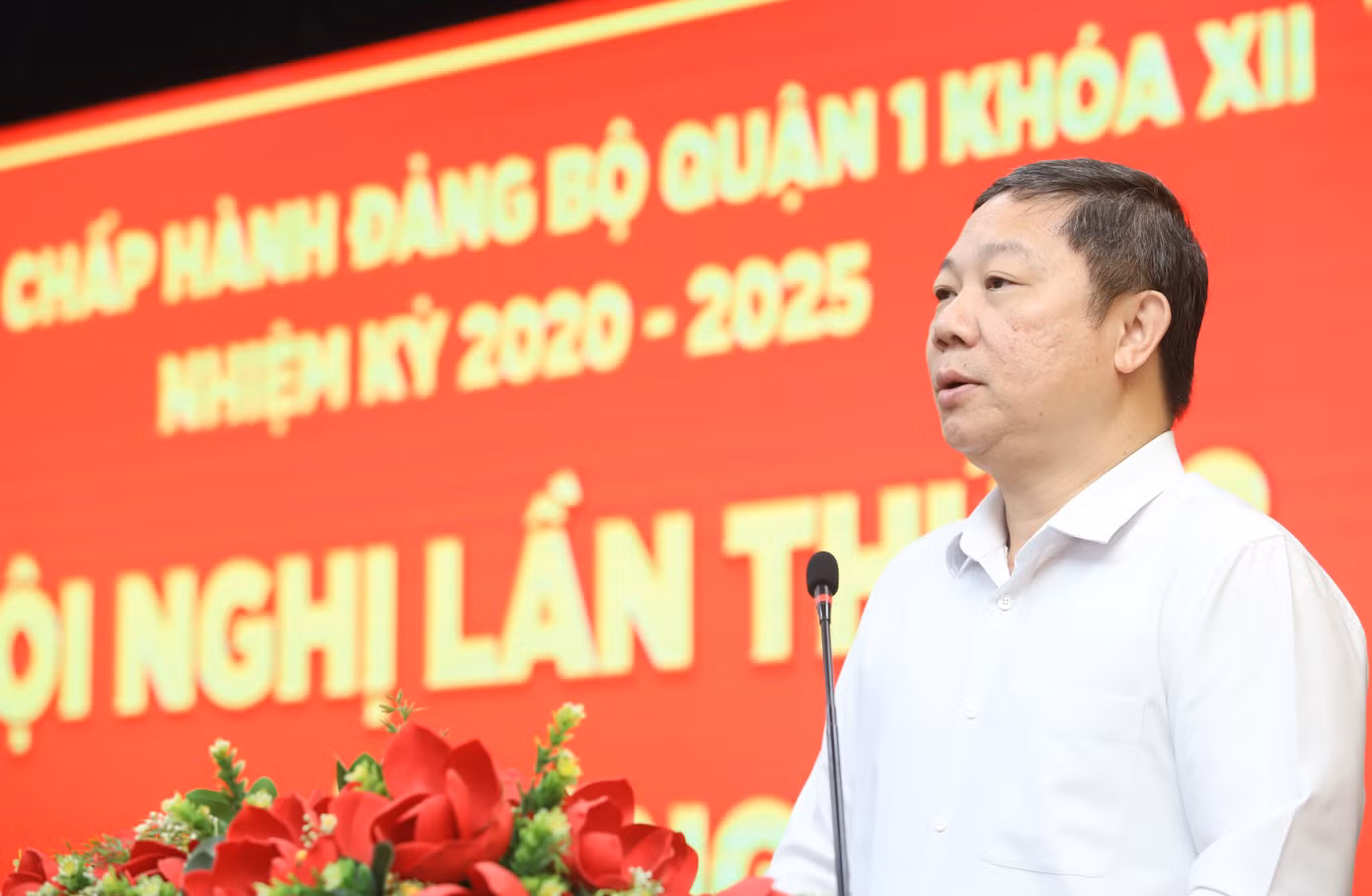 Bí thư Quận ủy quận 1 Dương Anh Đức trao đổi tại hội nghị.