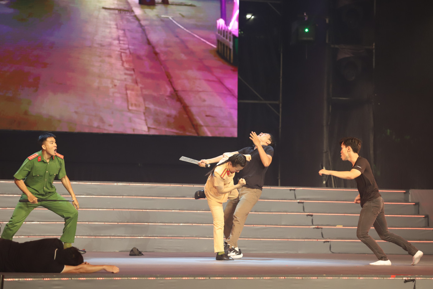 Màn võ thuật tái hiện cảnh tổ cơ động 363 Công an TPHCM trấn áp tội phạm đường phố, bảo vệ sự bình yên cho nhân dân.