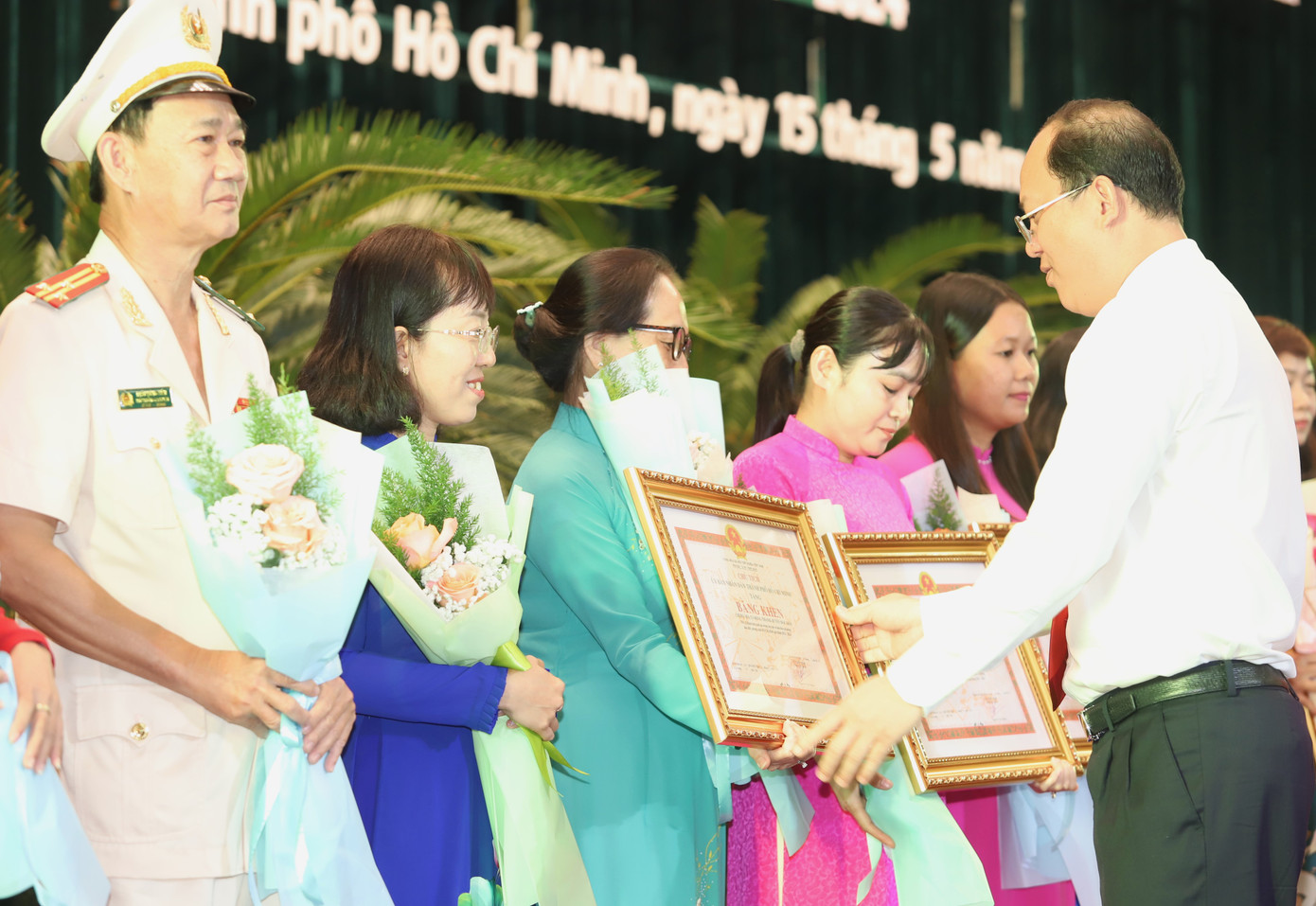 Phó Bí thư Thường trực Thành ủy TPHCM Nguyễn Hồ Hải trao bằng khen cho các tập thể điển hình trong học tập và làm theo tư tưởng, đạo đức, phong cách Chủ tịch Hồ Chí Minh.