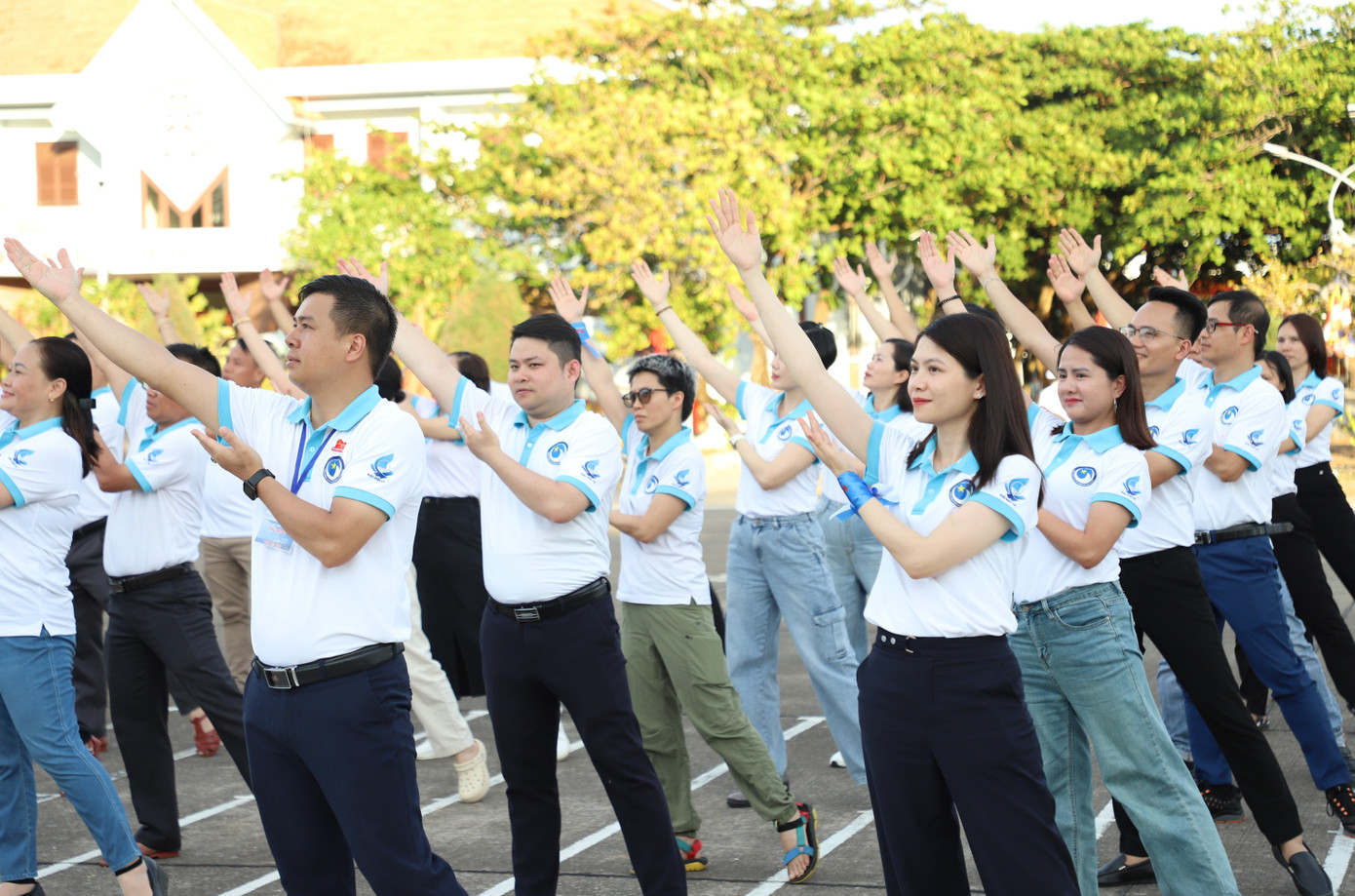 Theo chị Trang, thành viên của đoàn công tác là những bạn đoàn viên, thanh niên, hội viên tiêu biểu trên tất cả các lĩnh vực, tham gia các hoạt động với một tinh thần trách nhiệm cao. Cùng với đó, việc thiết kế các hoạt động trong chuỗi hành trình cũng đồng thời gắn chặt với việc đem tình cảm của quân và dân trong đất liền, của đoàn viên thanh niên đến với quân và dân trên các đảo của huyện đảo Trường Sa và nhà giàn DK. Theo chị Trang, thành viên của đoàn công tác là những bạn đoàn viên, thanh niên, hội viên tiêu biểu trên tất cả các lĩnh vực, tham gia các hoạt động với một tinh thần trách nhiệm cao. Cùng với đó, việc thiết kế các hoạt động trong chuỗi hành trình cũng đồng thời gắn chặt với việc đem tình cảm của quân và dân trong đất liền, của đoàn viên thanh niên đến với quân và dân trên các đảo của huyện đảo Trường Sa và nhà giàn DK.