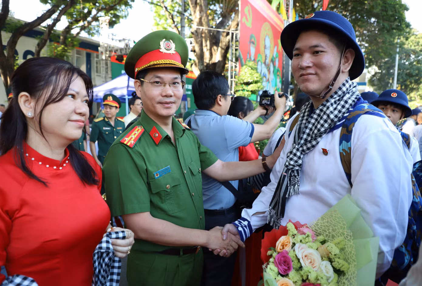 Cán bộ thực hiện công tác giao quân gặp gỡ tiễn thanh niên lên đường nhập ngũ. Cán bộ thực hiện công tác giao quân gặp gỡ tiễn thanh niên lên đường nhập ngũ.