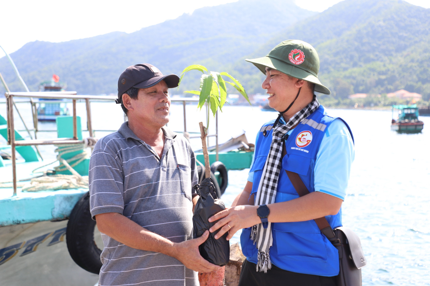 Chàng trai miền Tây gửi tặng cây xoài đã được chiết ghép cẩn thận cho một người dân trên đảo Nam Du (tỉnh Kiên Giang). Chàng trai miền Tây gửi tặng cây xoài đã được chiết ghép cẩn thận cho một người dân trên đảo Nam Du (tỉnh Kiên Giang).