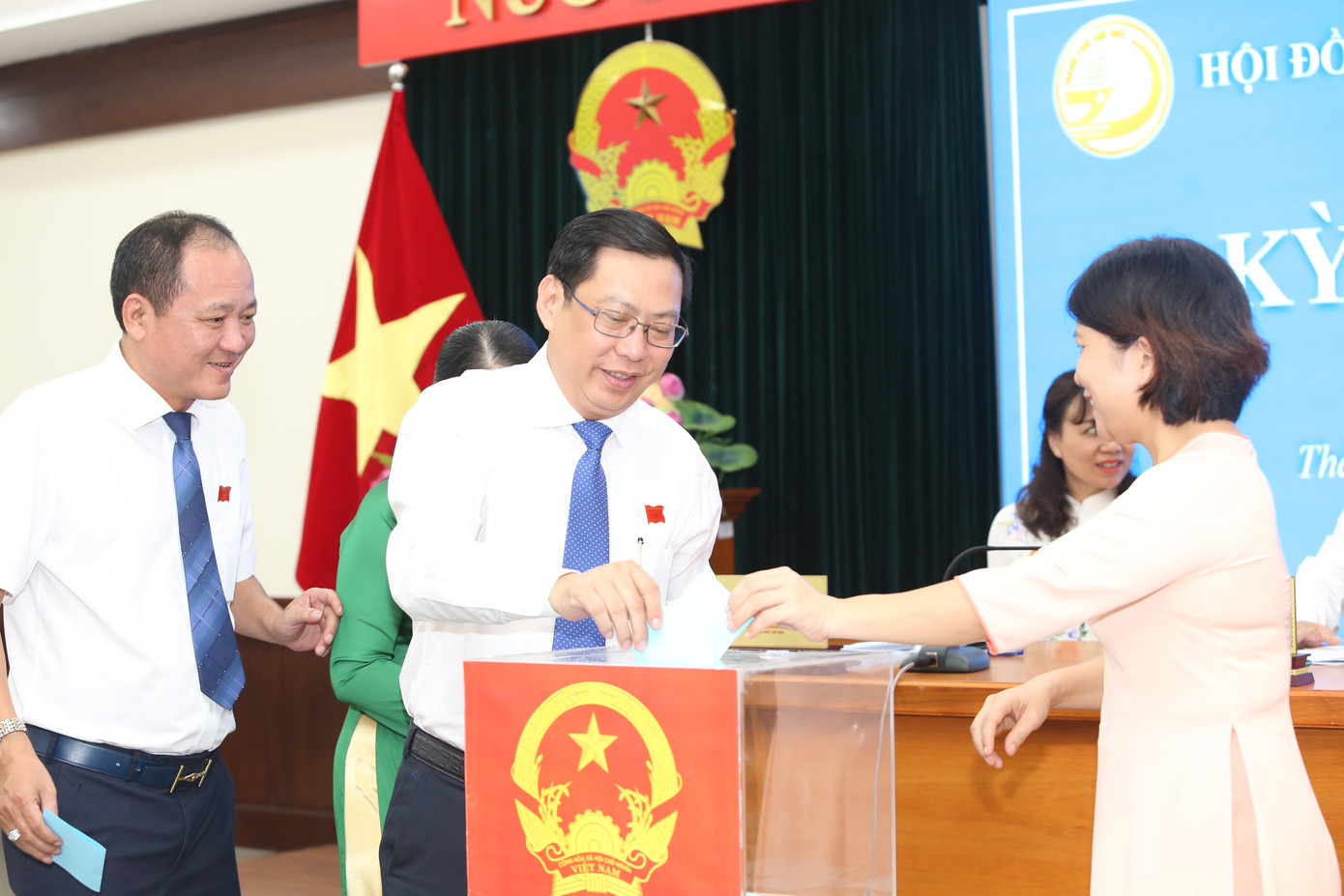 Đại biểu bỏ phiếu bầu chức danh Phó Chủ tịch UBND TP Thủ Đức.