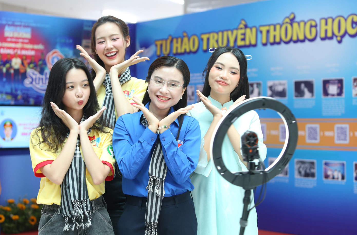 Các bạn sinh viên tiêu biểu cùng lãnh đạo T.Ư Đoàn tại ngày hội.