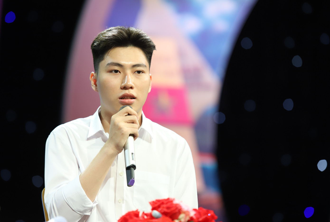 Chàng sinh viên Hoàng Mai Trung Hiếu luôn phấn đấu để thay người bố liệt sĩ chăm lo cho mẹ và em trai. Chàng sinh viên Hoàng Mai Trung Hiếu luôn phấn đấu để thay người bố liệt sĩ chăm lo cho mẹ và em trai.