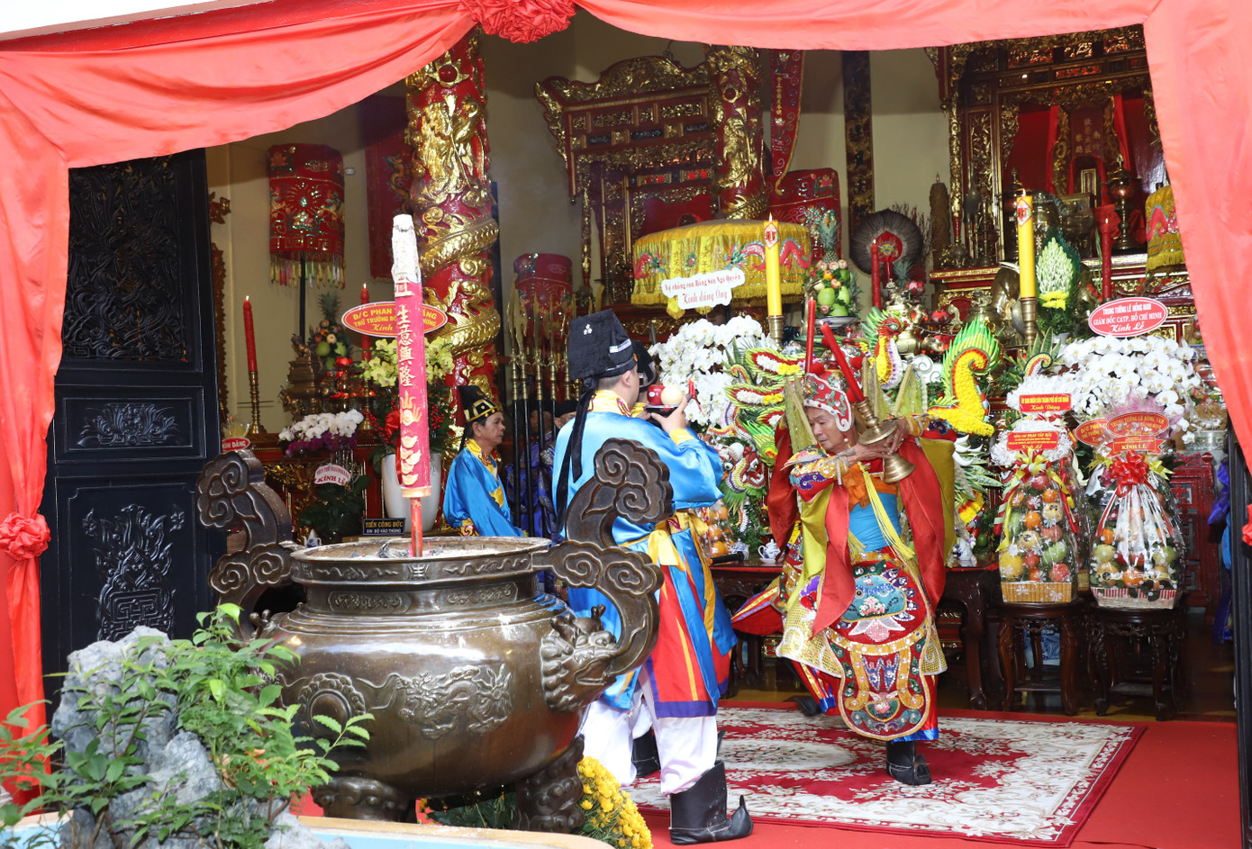 Lễ giỗ Đức Tả quân Lê Văn Duyệt được tiến hành theo nghi thức cung đình triều Nguyễn. Lễ giỗ Đức Tả quân Lê Văn Duyệt được tiến hành theo nghi thức cung đình triều Nguyễn.