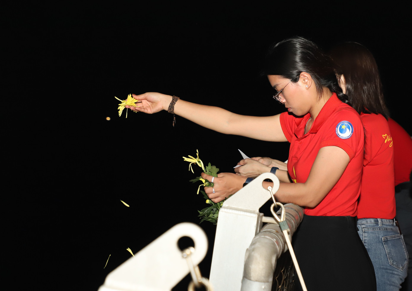 Các bạn trẻ khắc ghi sự hy sinh anh dũng của các cán bộ, chiến sĩ Hải quân nhân dân Việt Nam.