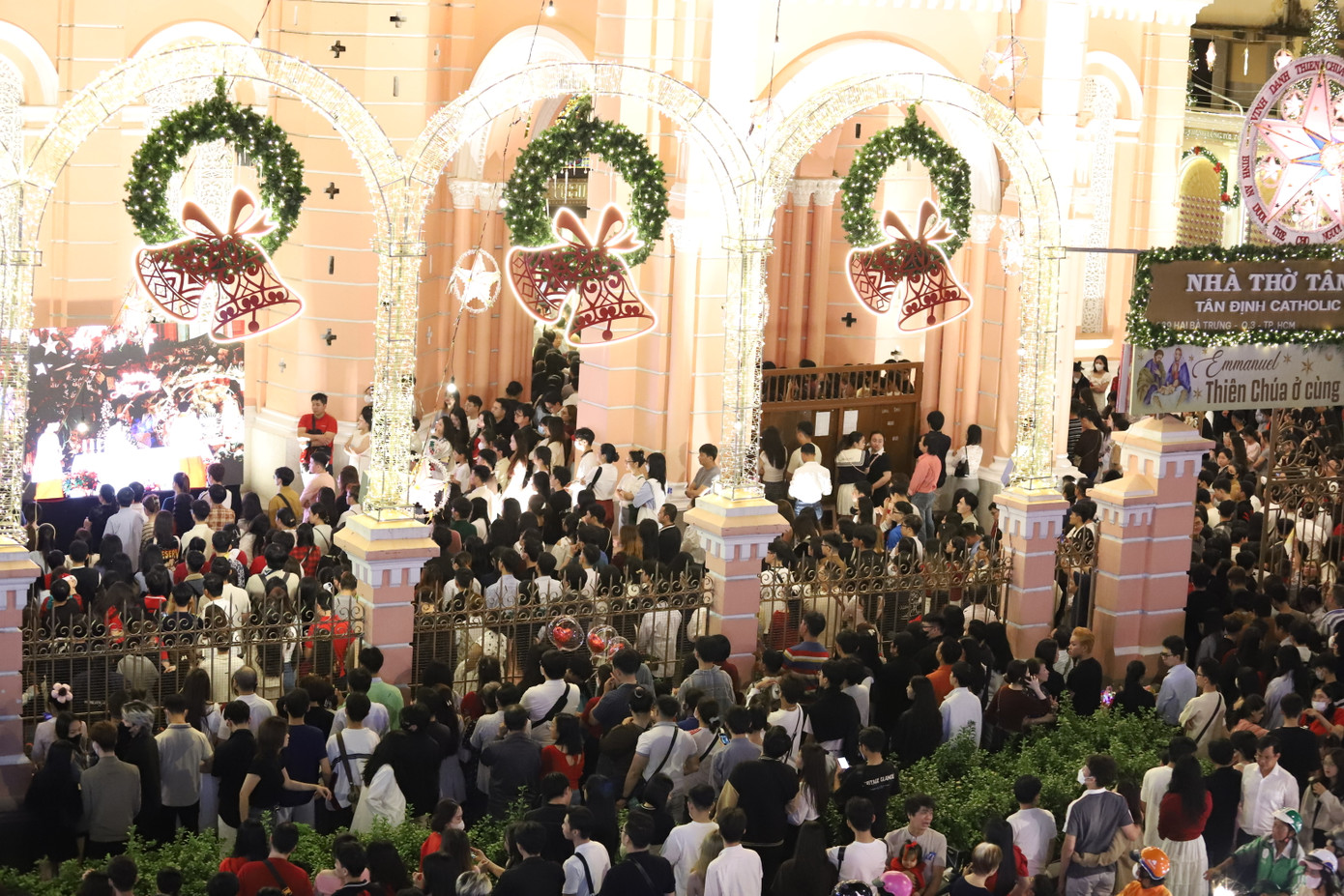 Gần 23h, hàng nghìn người dự lễ tại nhà thờ Tân Định.