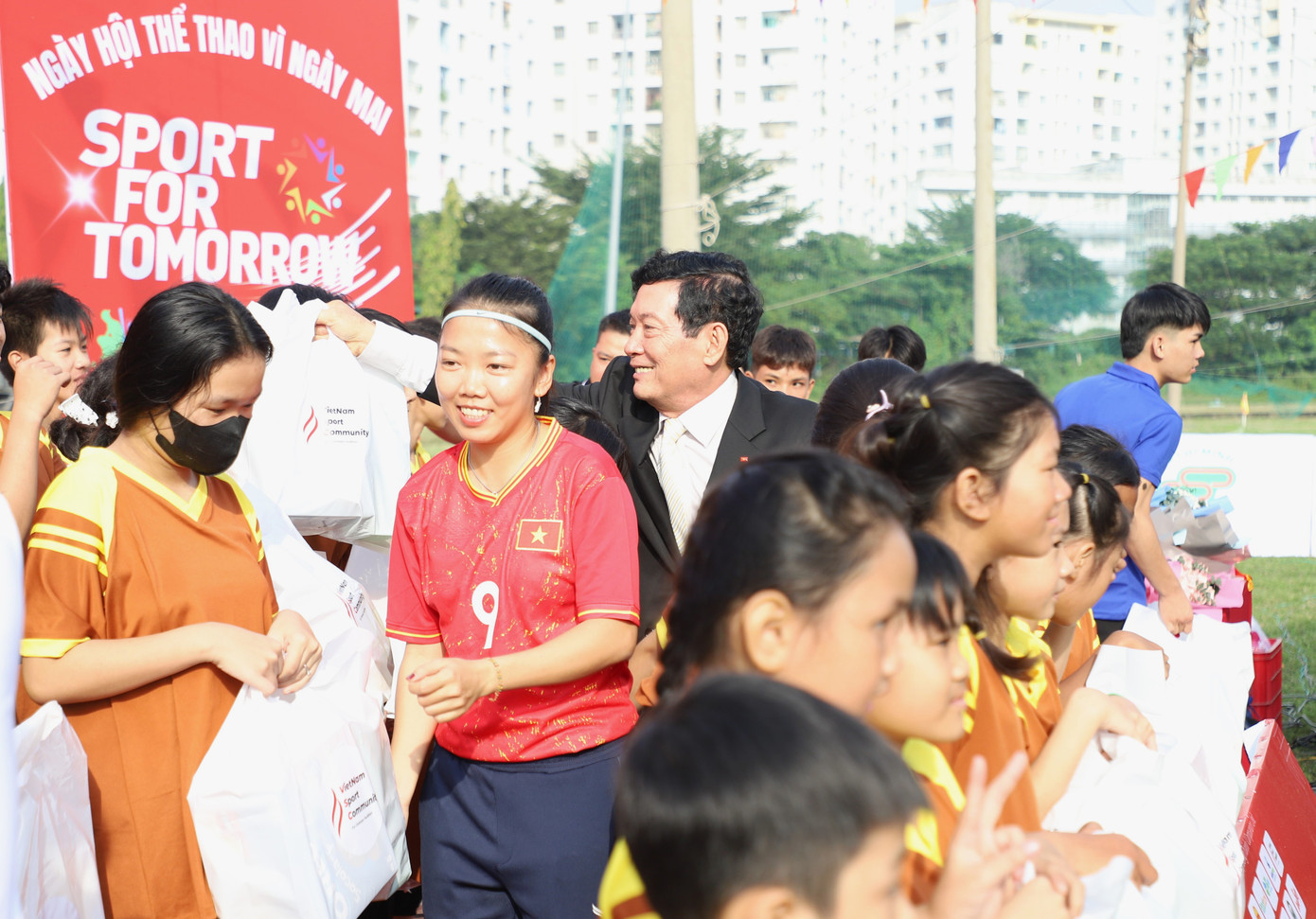 Chủ tịch Ủy ban Paralympic Việt Nam Huỳnh Vĩnh Ái cùng tuyển thủ Huỳnh Như tặng quà cho các bạn nhỏ mái ấm, trung tâm bảo trợ xã hội trên địa bàn TPHCM tại ngày hội.