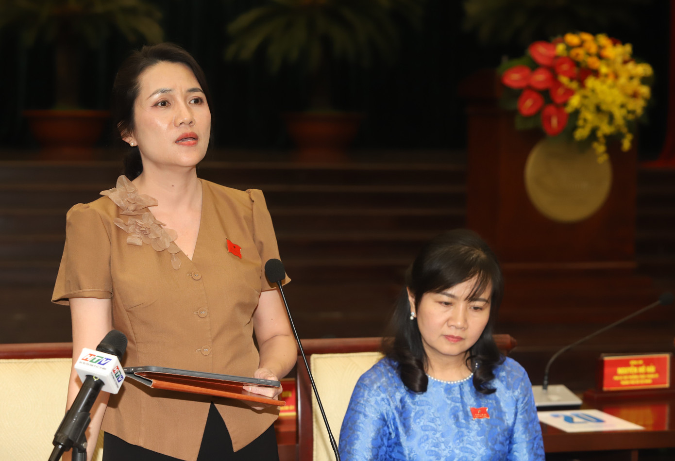 Đại biểu Việt Tú nêu vấn đề trao đổi tại phiên thảo luận tổ. Ảnh: Ngô Tùng.