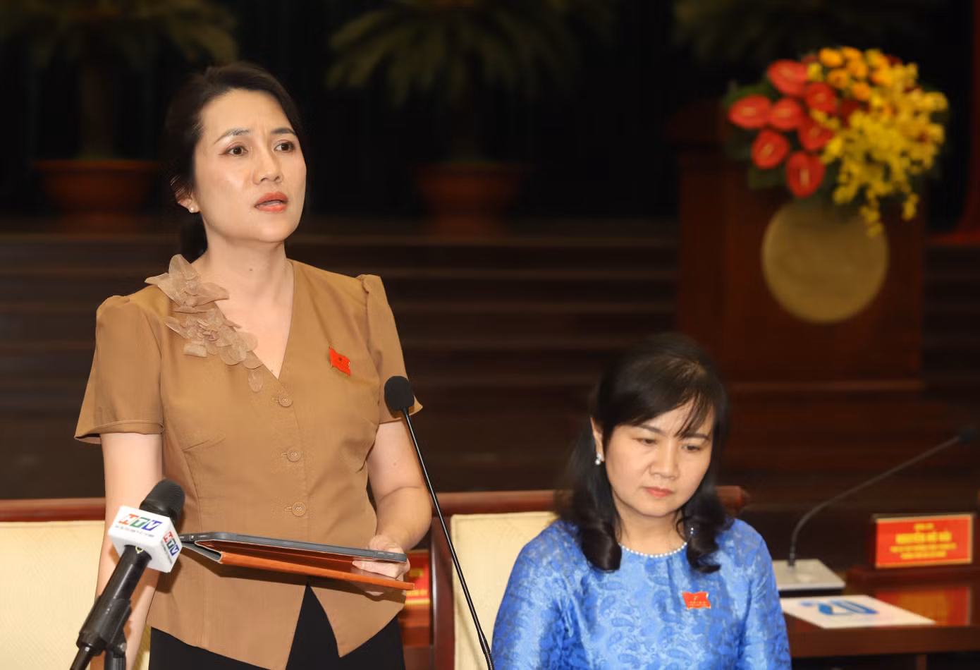Đại biểu Việt Tú nêu vấn đề trao đổi tại phiên thảo luận tổ. Ảnh: Ngô Tùng. Đại biểu Việt Tú nêu vấn đề trao đổi tại phiên thảo luận tổ. Ảnh: Ngô Tùng.