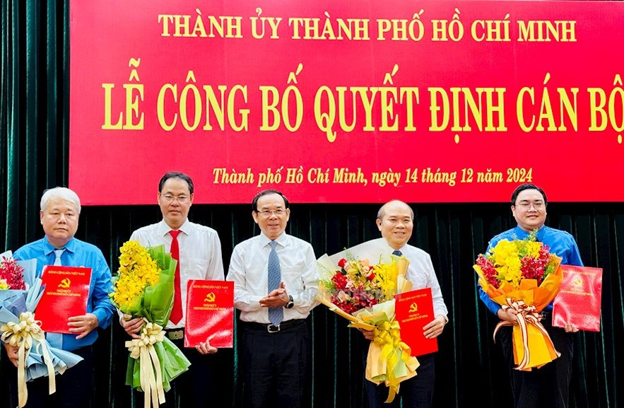 Bí thư Thành ủy TPHCM Nguyễn Văn Nên (giữa) trao quyết định cho các cán bộ. Ảnh: Thành ủy TPHCM Bí thư Thành ủy TPHCM Nguyễn Văn Nên (giữa) trao quyết định cho các cán bộ. Ảnh: Thành ủy TPHCM