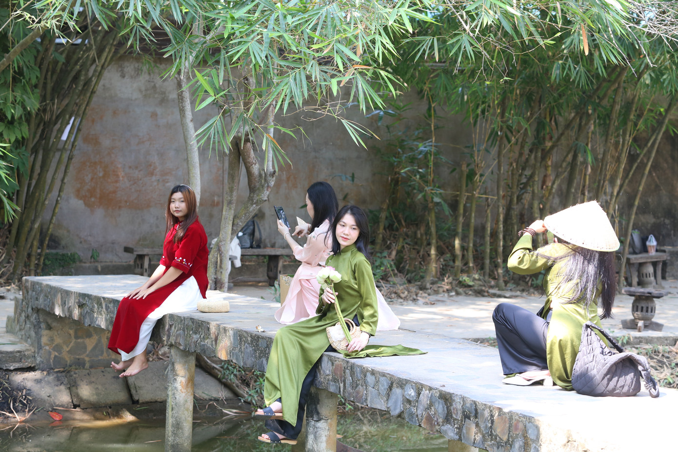 Đến với Bảo tàng Áo dài, hầu hết thiếu nữ đều chọn trang phục áo dài như một sự trân trọng những giá trị truyền thống.