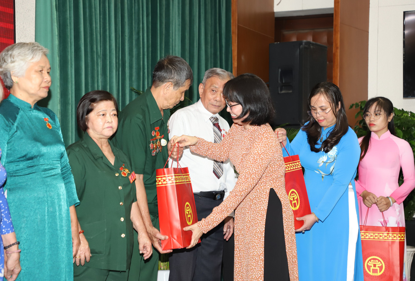 Lãnh đạo TP. Hà Nội và TPHCM tặng quà tri ân người có công với cách mạng.