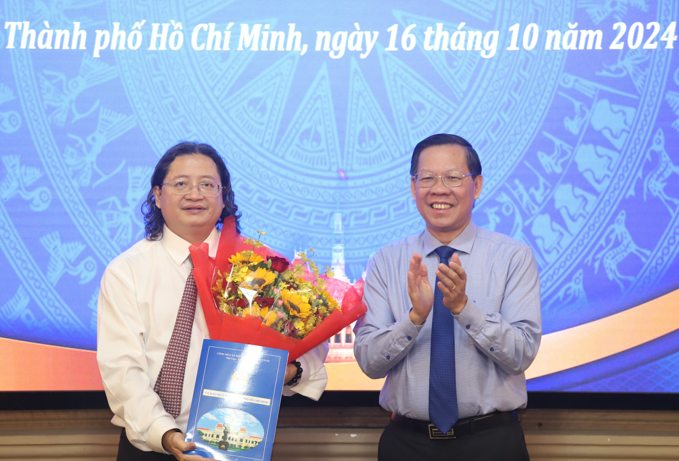 Chủ tịch UBND TPHCM Phan Văn Mãi trao quyết định cho ông Nguyễn Minh Nhựt. Ảnh: Ngô Tùng Chủ tịch UBND TPHCM Phan Văn Mãi trao quyết định cho ông Nguyễn Minh Nhựt. Ảnh: Ngô Tùng