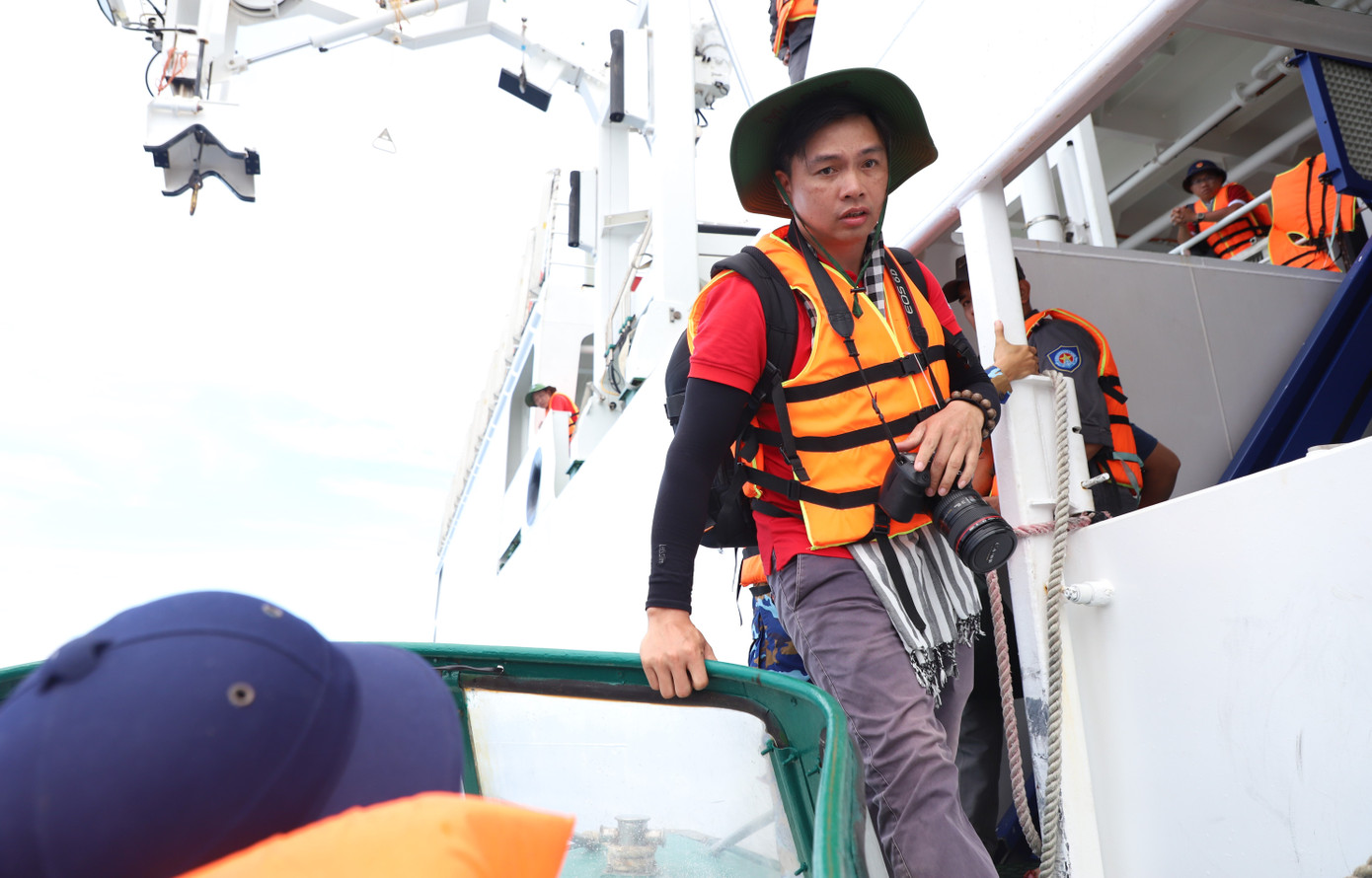 Phóng viên Đăng Hải (Cổng Tri thức Thánh Gióng) di chuyển đến điểm tác nghiệp. Phóng viên Đăng Hải (Cổng Tri thức Thánh Gióng) di chuyển đến điểm tác nghiệp.