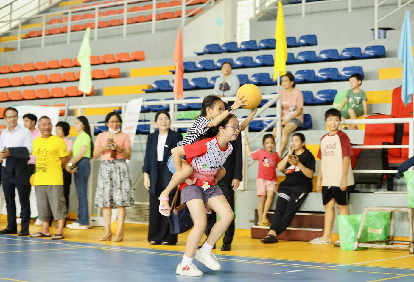 Các bạn nhỏ cùng tham gia các môn thể thao vận động, kết nối và lan tỏa tinh thần sẻ chia tại ngày hội. Các bạn nhỏ cùng tham gia các môn thể thao vận động, kết nối và lan tỏa tinh thần sẻ chia tại ngày hội.