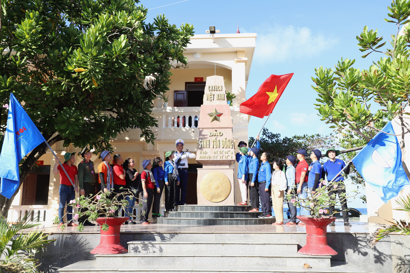 Đặt chân đến các điểm đảo thuộc huyện đảo Trường Sa (tỉnh Khánh Hòa), các đại biểu trẻ sôi nổi tham gia một số hoạt động ý nghĩa như chào cờ Tôi yêu Tổ quốc tôi; thăm hỏi, tặng quà cán bộ, chiến sĩ nơi đảo xa; viết thư gửi đến Đại hội lần thứ IX của Hội LHTN Việt Nam... Đặt chân đến các điểm đảo thuộc huyện đảo Trường Sa (tỉnh Khánh Hòa), các đại biểu trẻ sôi nổi tham gia một số hoạt động ý nghĩa như chào cờ Tôi yêu Tổ quốc tôi; thăm hỏi, tặng quà cán bộ, chiến sĩ nơi đảo xa; viết thư gửi đến Đại hội lần thứ IX của Hội LHTN Việt Nam...