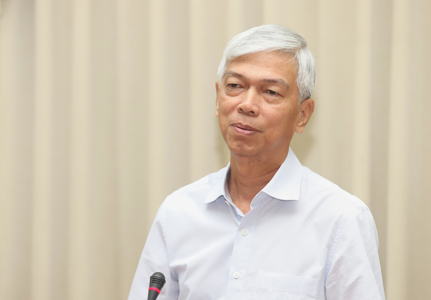 Ông Võ Văn Hoan nêu ý kiến tại phiên họp.