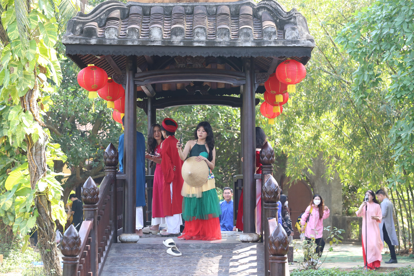 Bà Huỳnh Ngọc Vân - Giám đốc Bảo tàng Áo dài - nhìn nhận tình yêu đối với áo dài ngày càng tăng trong lớp trẻ khi họ có nhiều lựa chọn nhưng vẫn đến với bảo tàng để mặc áo dài chụp hình. "Nhiều bạn còn đi theo gia đình, có gia đình 3 thế hệ đều mặc áo dài rất dễ thương", bà Vân nói thêm.