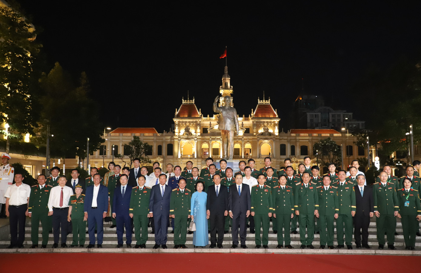 Đoàn đại biểu chụp ảnh lưu niệm trước Tượng đài Chủ tịch Hồ Chí Minh