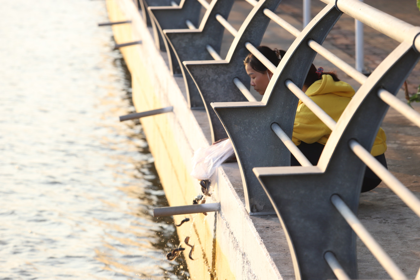 "Ngoài ngày rằm, những ngày thường rảnh mình cũng đi thả cá. Làm điều này vì muốn gia tăng phước đức, hồi hướng cho người thân được hưởng phước của mình", người phụ nữ vừa thả xong, chia sẻ và cho biết chị chọn thả ở vùng nước sâu để tránh bị bắt lại. "Ngoài ngày rằm, những ngày thường rảnh mình cũng đi thả cá. Làm điều này vì muốn gia tăng phước đức, hồi hướng cho người thân được hưởng phước của mình", người phụ nữ vừa thả xong, chia sẻ và cho biết chị chọn thả ở vùng nước sâu để tránh bị bắt lại.