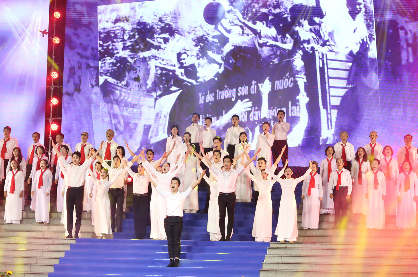 Tổ khúc nghệ thuật mở màn chương trình khắc họa truyền thống đấu tranh hào hùng của các thế hệ HSSV đi trước. Ảnh: Ngô Tùng