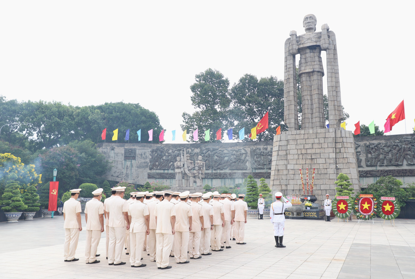 Lực lượng công an nhân dân nguyện phấn đấu, lập nhiều chiến công để xứng đáng với những cống hiến, hy sinh của các thế hệ đi trước.