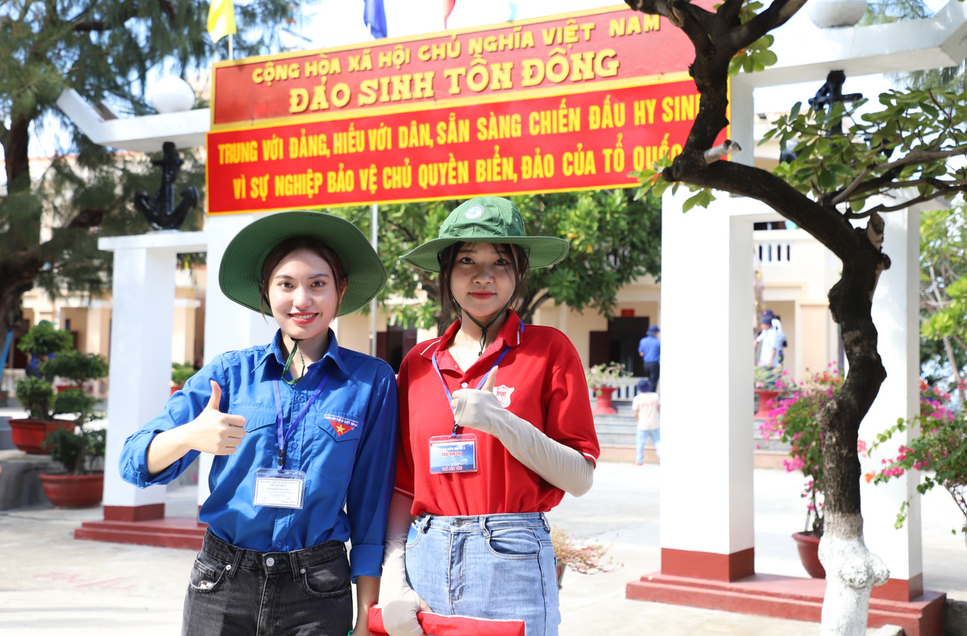 Mai và Phương tại đảo Sinh Tồn Đông.