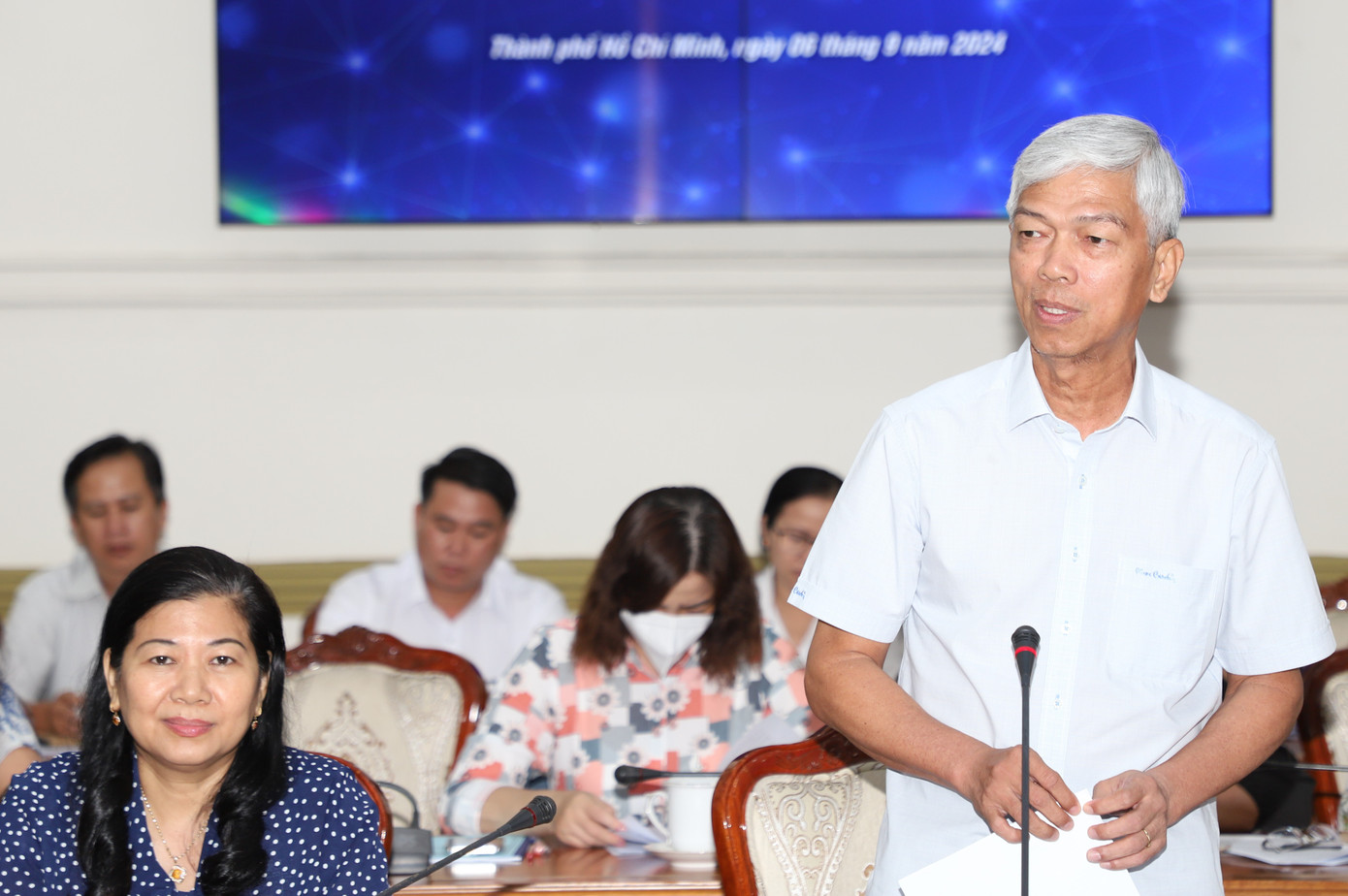 Phó Chủ tịch UBND TPHCM Võ Văn Hoan trao đổi tại buổi giám sát. Ảnh: Ngô Tùng.