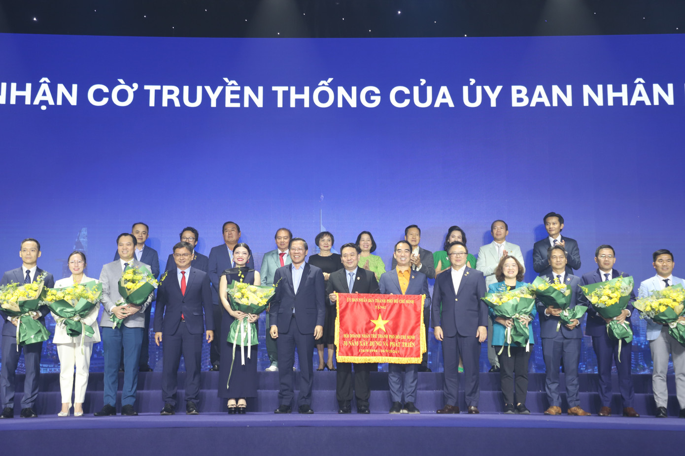 Tại lễ kỷ niệm, YBA TPHCM vinh dự được nhận Cờ truyền thống của UBND thành phố đã có thành tích nổi bật trong công tác liên tục nhiều năm. Ảnh: Ngô Tùng