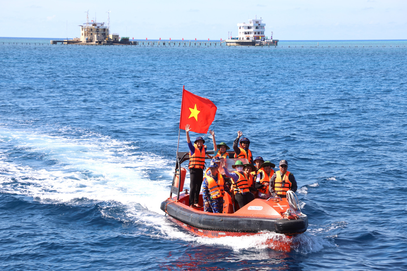 Vừa qua, Hành trình “Tuổi trẻ vì biển, đảo quê hương” 2024 (Đoàn công tác số 13) với chủ đề “Tôi yêu Tổ quốc tôi” diễn ra với sự góp mặt của khoảng 200 thành viên tiêu biểu trên các lĩnh vực hoạt động. Vừa qua, Hành trình “Tuổi trẻ vì biển, đảo quê hương” 2024 (Đoàn công tác số 13) với chủ đề “Tôi yêu Tổ quốc tôi” diễn ra với sự góp mặt của khoảng 200 thành viên tiêu biểu trên các lĩnh vực hoạt động.