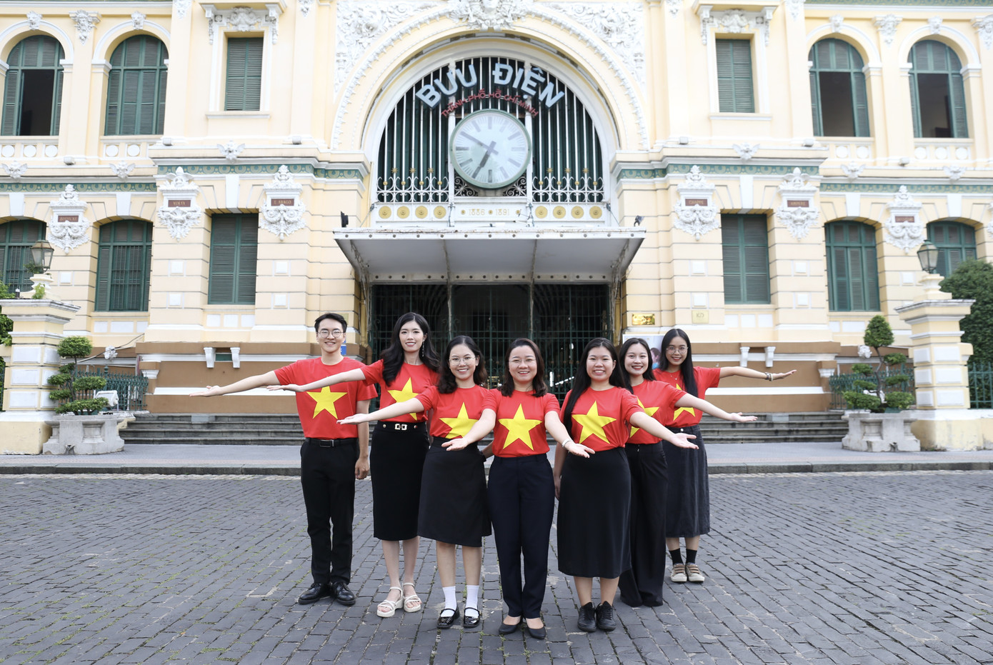 Các bạn trẻ chụp ảnh tại Bưu điện TPHCM.