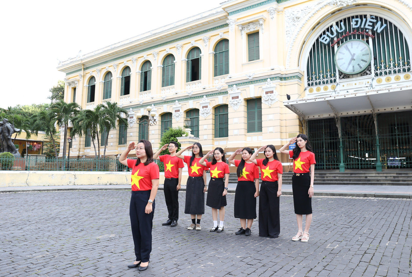 Trưởng đoàn đại biểu - chị Mai Kim Tuyền (hàng đầu) cùng các đại biểu lan tỏa tinh thần yêu nước trong dịp Quốc khánh. Ảnh: Đoàn đại biểu thanh niên Việt Nam.