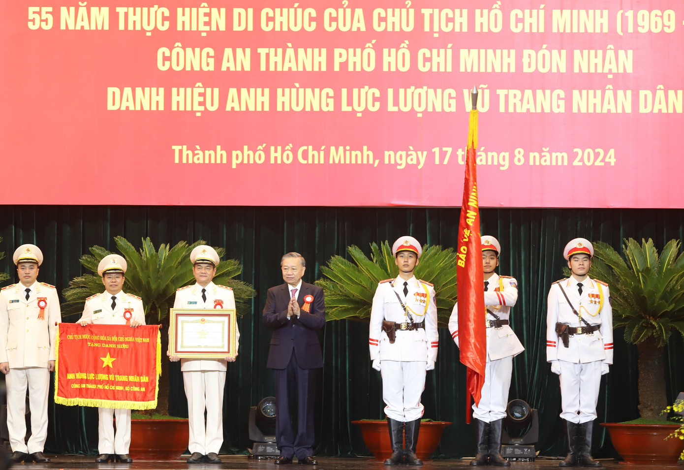 Tổng Bí thư, Chủ tịch nước Tô Lâm trao danh hiệu Anh hùng Lực lượng vũ trang nhân dân cho Công an TPHCM. Tổng Bí thư, Chủ tịch nước Tô Lâm trao danh hiệu Anh hùng Lực lượng vũ trang nhân dân cho Công an TPHCM.