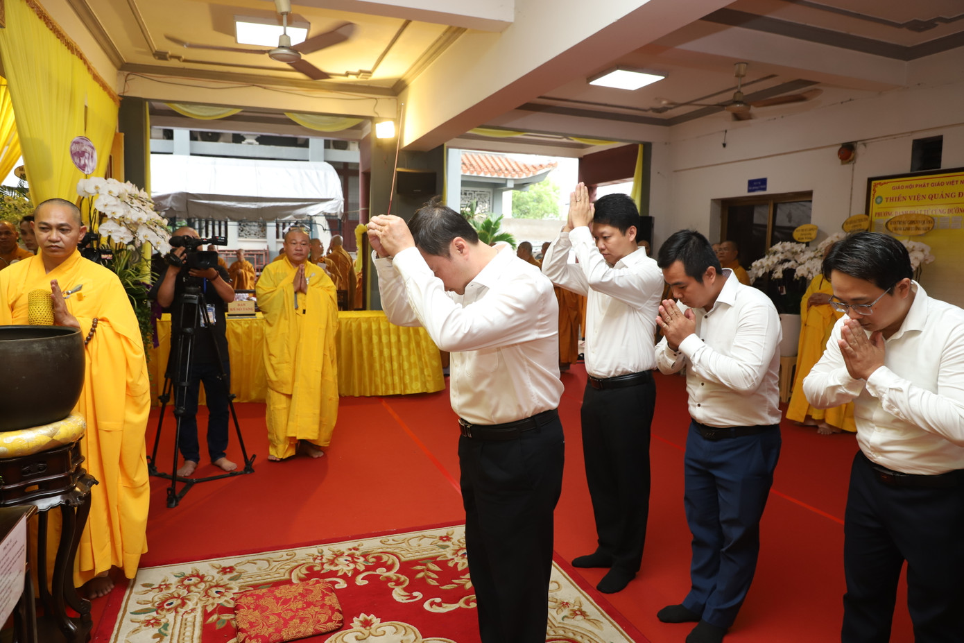 Cũng trong sáng 20/7, đoàn Ban Dân vận Trung ương Đảng do ông Vũ Anh Tuấn - Vụ trưởng Cơ quan thường trực Ban Dân vận Trung ương tại TPHCM làm trưởng đoàn, đã đến viếng Hòa thượng Thích Huệ Trí.