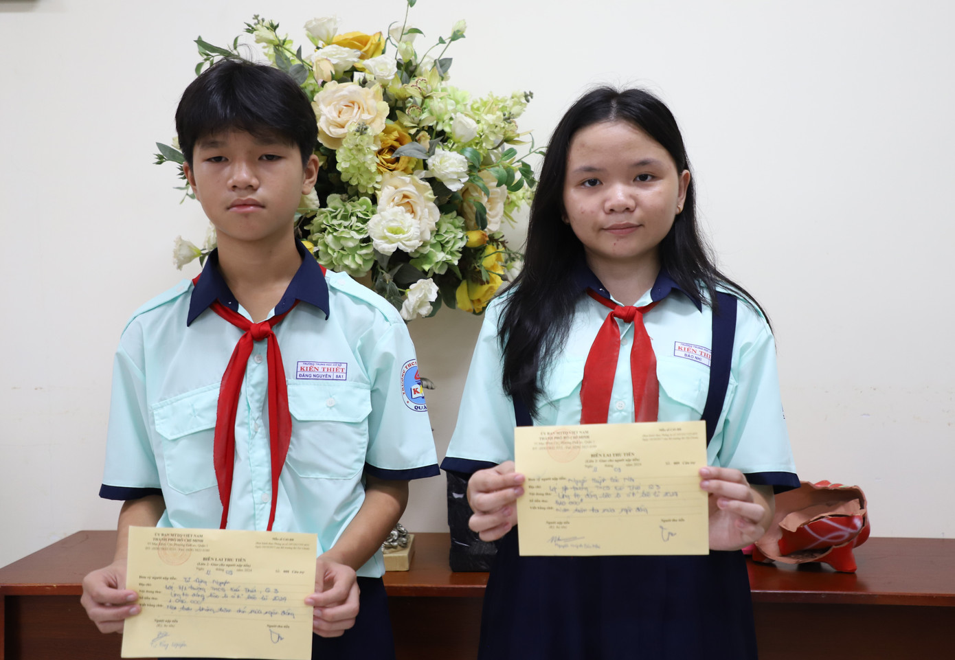 Hai học trò có nghĩa cử đẹp. Ảnh: Ngô Tùng Hai học trò có nghĩa cử đẹp. Ảnh: Ngô Tùng