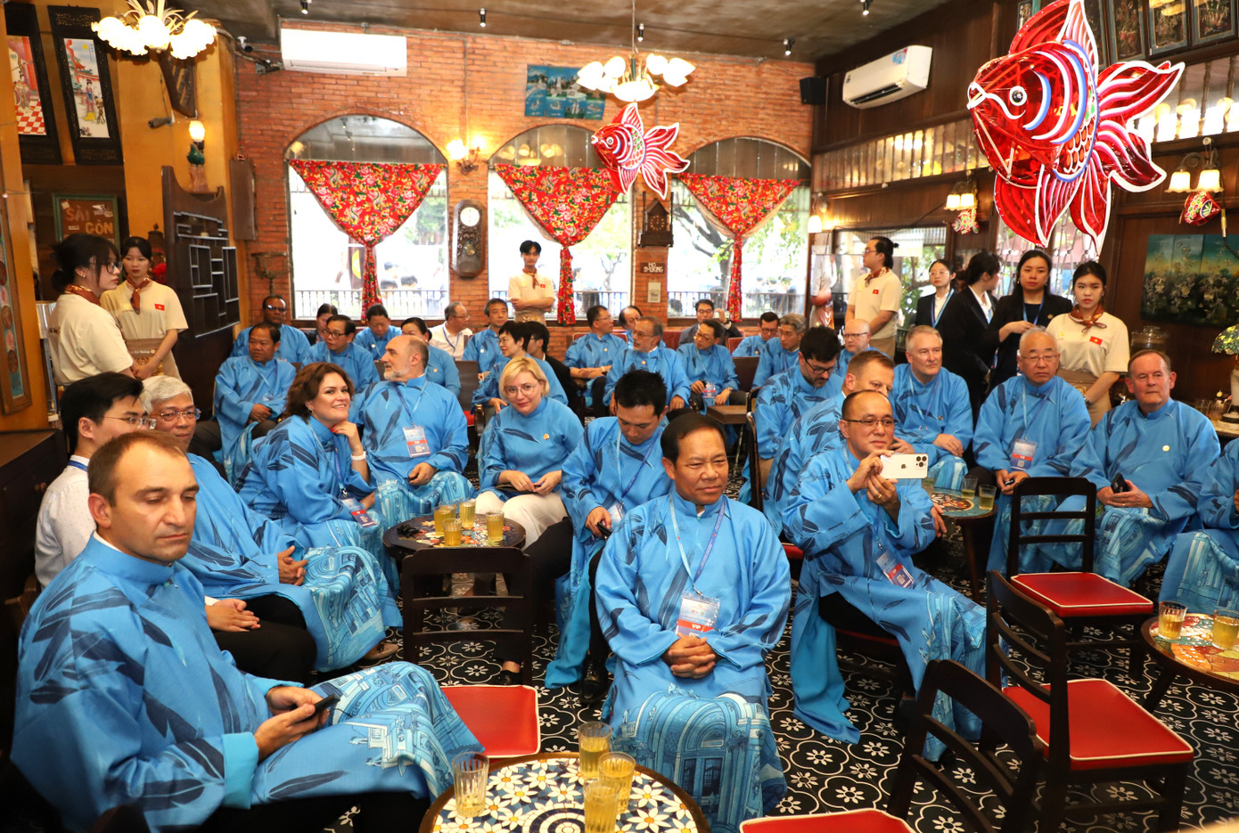 Đông đảo đại biểu, quan khách dự Đối thoại Hữu nghị 2024 cùng hội tụ trong không gian ấm cúng để thưởng thức món cà phê trứng. Đông đảo đại biểu, quan khách dự Đối thoại Hữu nghị 2024 cùng hội tụ trong không gian ấm cúng để thưởng thức món cà phê trứng.