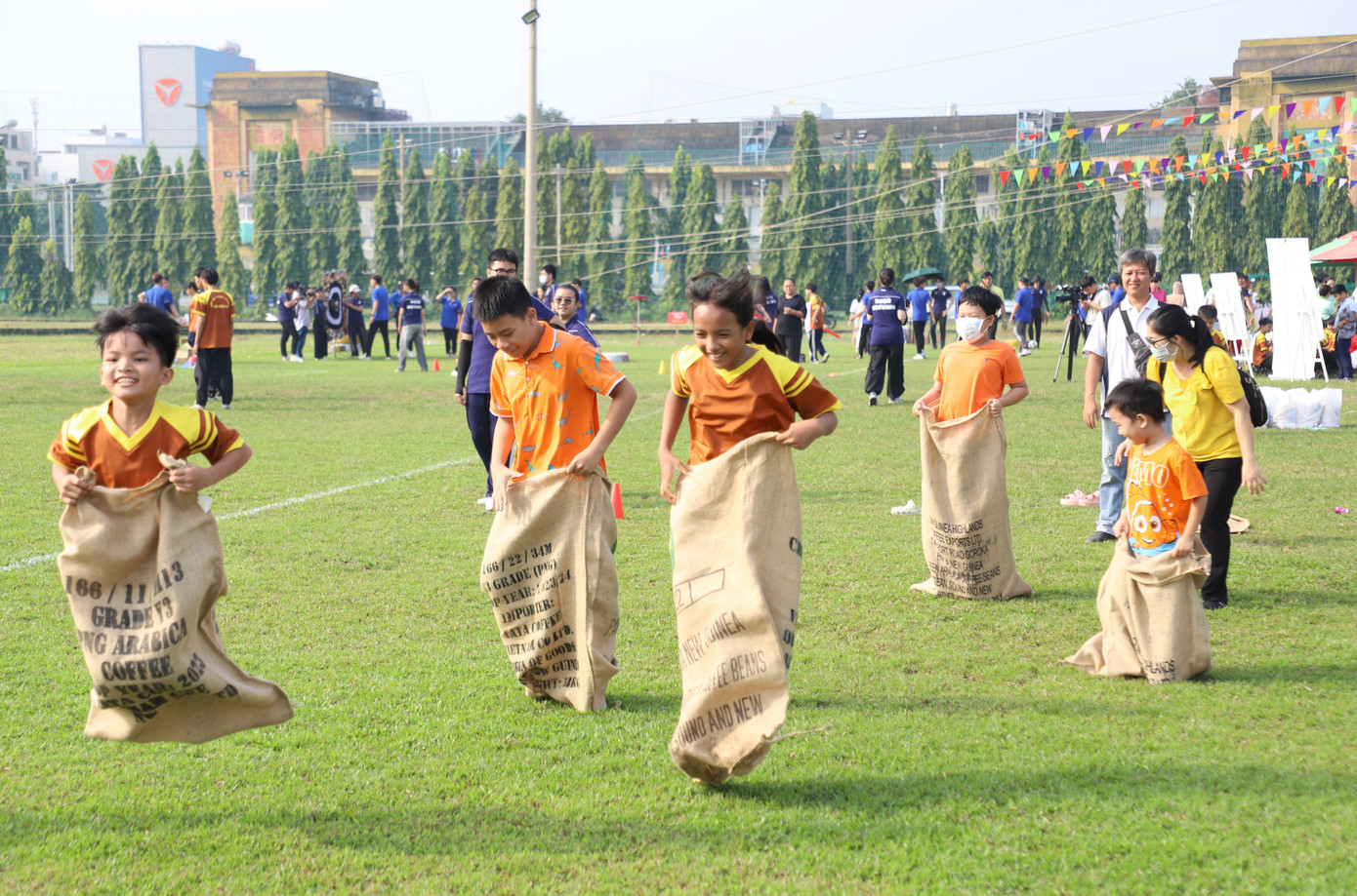 Ông Ái nhìn nhận, chúng ta đang sống trong thời đại công nghệ phát triển mạnh mẽ nhưng chính sự phát triển ấy đôi khi lại tạo ra những thách thức lớn đối với sự phát triển toàn diện của trẻ em khi các em dành quá nhiều thời gian trước màn hình dẫn đến những vấn đề sức khỏe đáng lo ngại như béo phì, mắt kém... “Ngày hội là dịp khuyến khích các em nhỏ và gia đình tham gia vào các hoạt động thể chất để phát triển thể lực, trí tuệ và tinh thần đồng đội”, ông nói thêm.