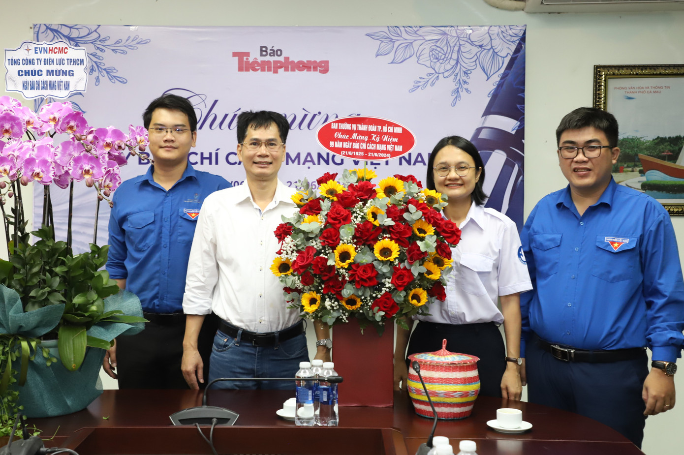 Thay mặt Ban Thường vụ Thành Đoàn TPHCM, chị Trần Thu Hà tặng hoa chúc mừng báo Tiền Phong. Thay mặt Ban Thường vụ Thành Đoàn TPHCM, chị Trần Thu Hà tặng hoa chúc mừng báo Tiền Phong.