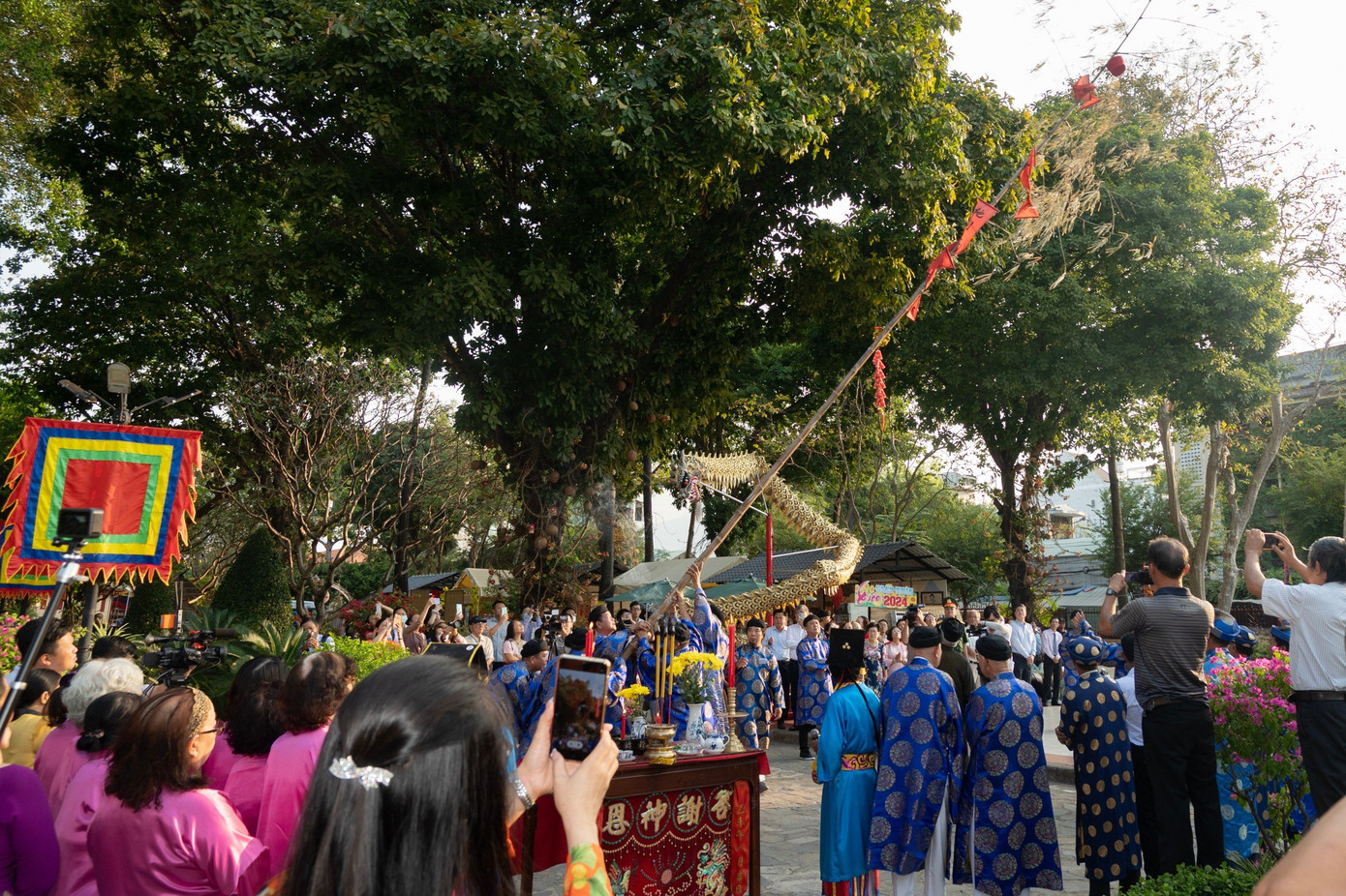 Trước đó, trong khuôn khổ lễ hội Khai ấn - Cầu an, ban tổ chức cũng thực hiện lễ hạ nêu. Từ trước Tết Nguyên đán Giáp Thìn, cây nêu được dựng lên cùng với lễ thượng kỳ. Ảnh: Quốc Thanh