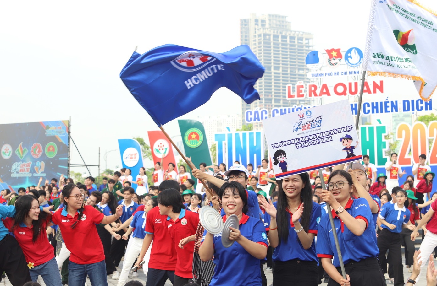 Bạn trẻ phấn khởi với chuỗi hoạt động tình nguyện hè. Bạn trẻ phấn khởi với chuỗi hoạt động tình nguyện hè.