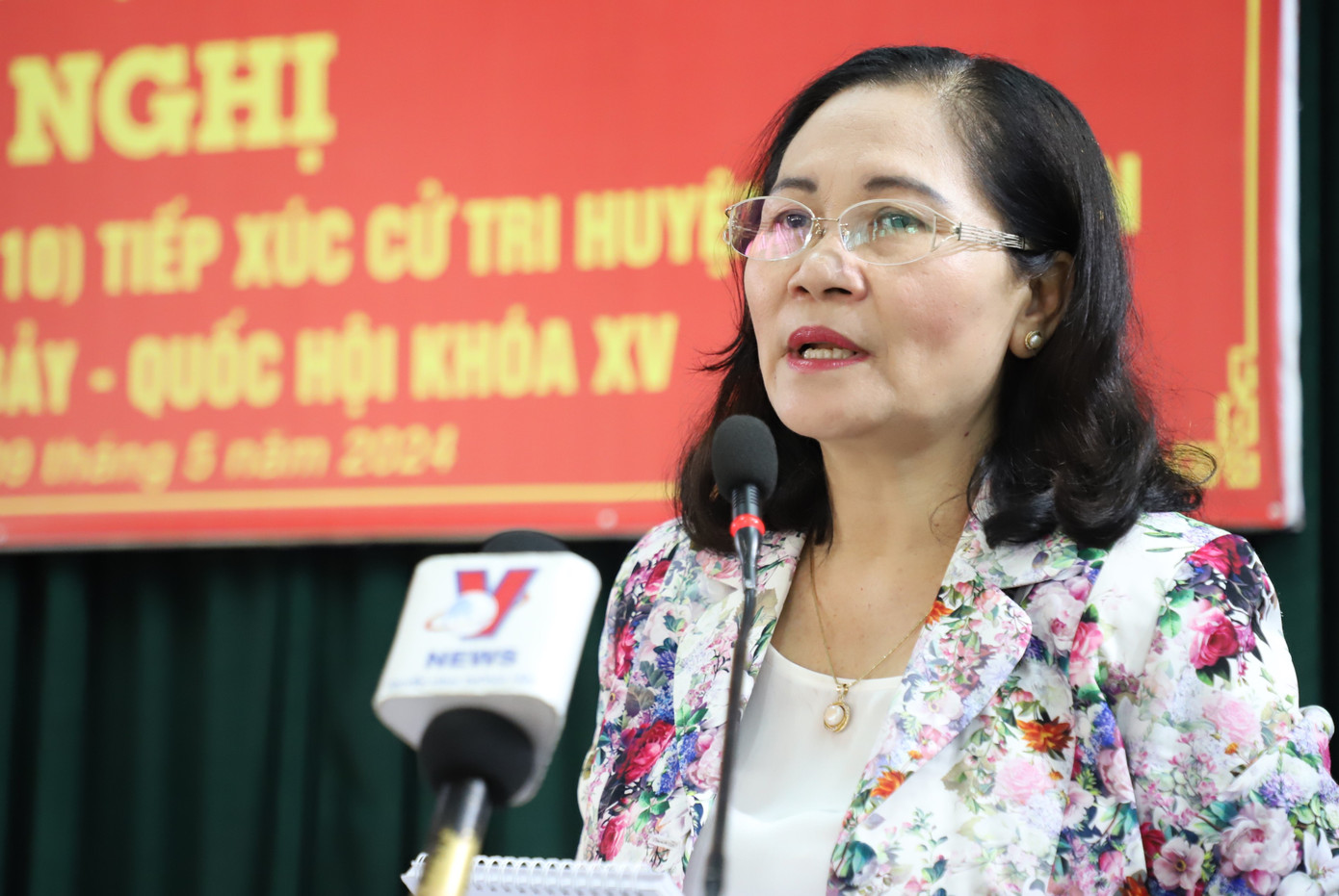 Chủ tịch HĐND TPHCM Nguyễn Thị Lệ trao đổi xoay quanh các ý kiến của cử tri. Ảnh: Ngô Tùng