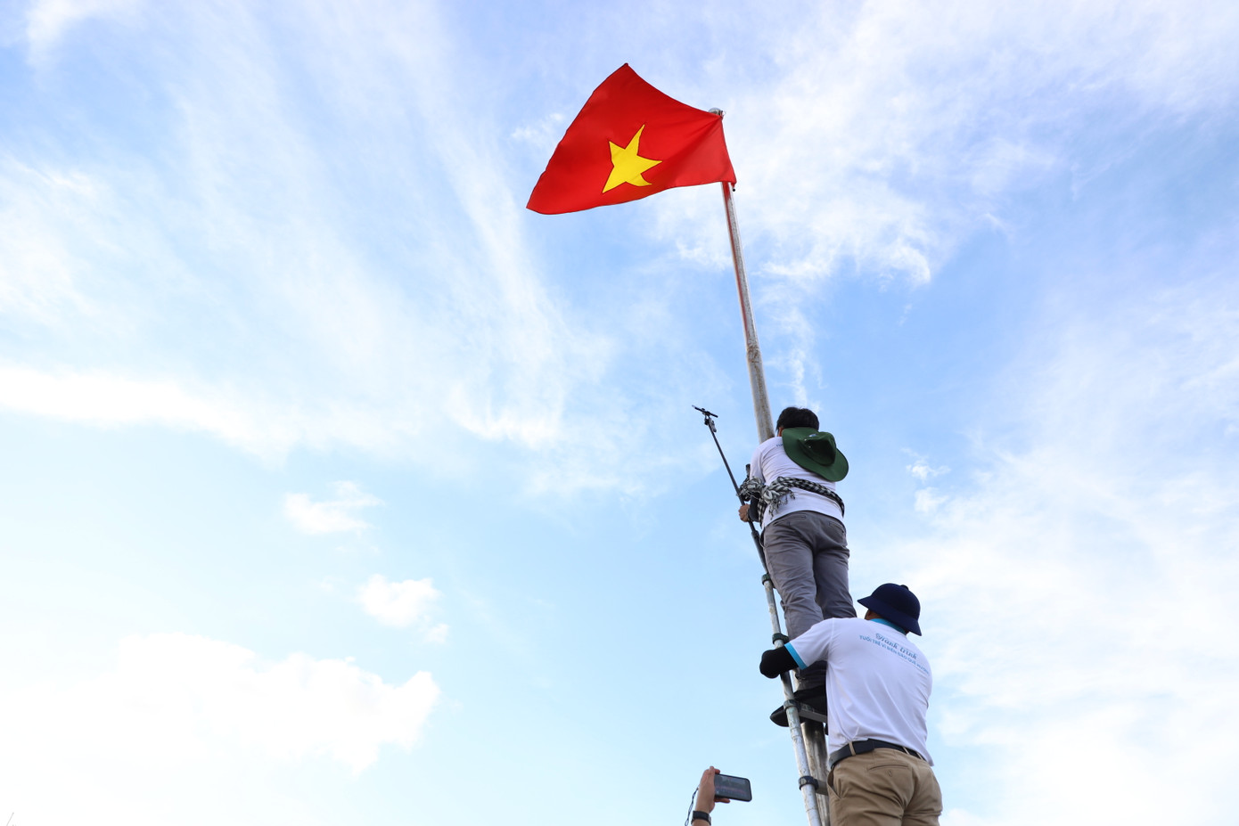 Để có được những góc ảnh, khung hình đẹp, nhiều phóng viên đã chịu khó lăn xả, theo sát từng hoạt động. Để có được những góc ảnh, khung hình đẹp, nhiều phóng viên đã chịu khó lăn xả, theo sát từng hoạt động.