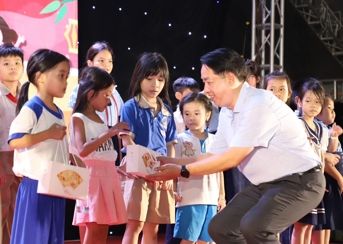 Phó Chủ tịch thường trực HĐND TP. Thủ Đức Kiều Ngọc Vũ trao quà Trung thu đến các em nhỏ. Phó Chủ tịch thường trực HĐND TP. Thủ Đức Kiều Ngọc Vũ trao quà Trung thu đến các em nhỏ.