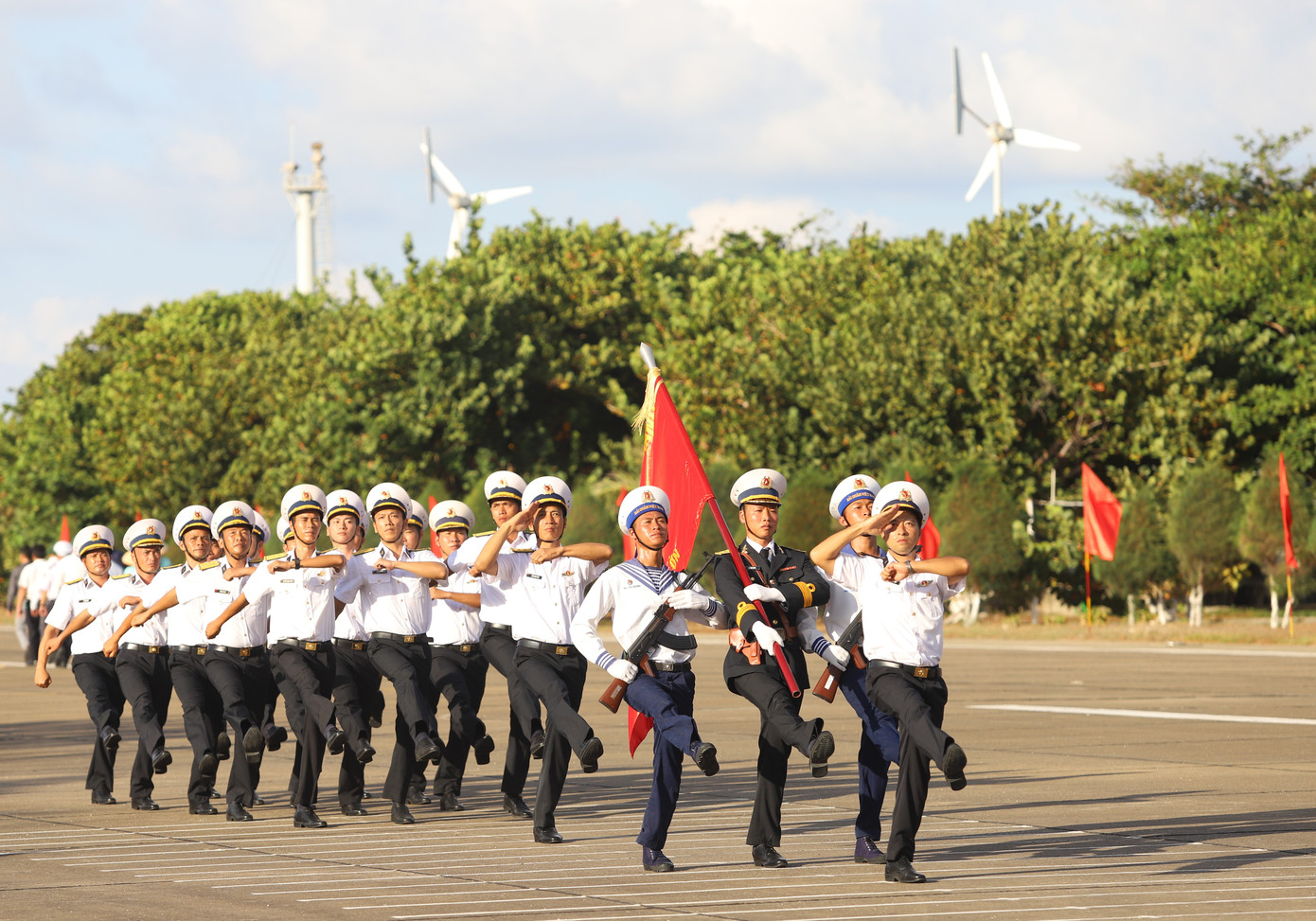 Tổ quân kỳ đi đầu đoàn diễu binh, diễu hành.